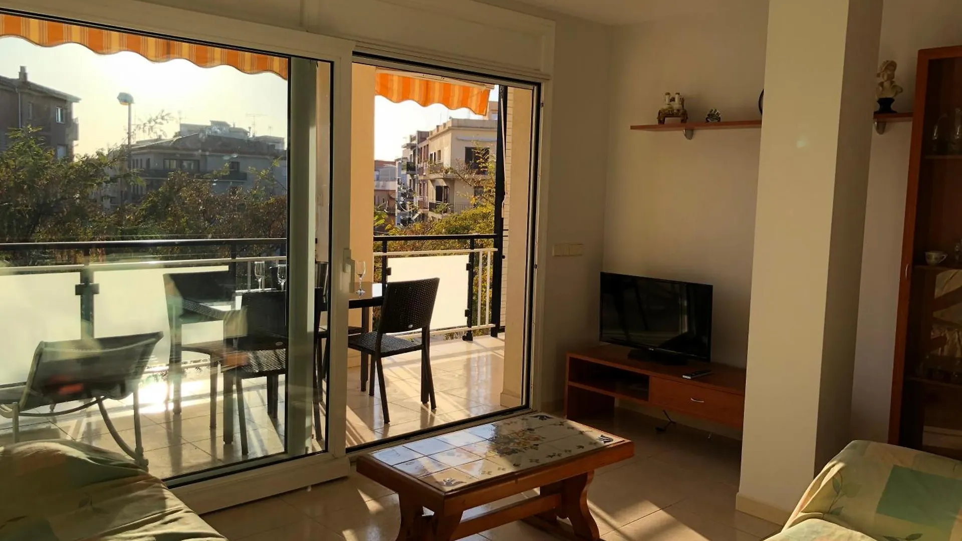 Apartamentos Benet contacts